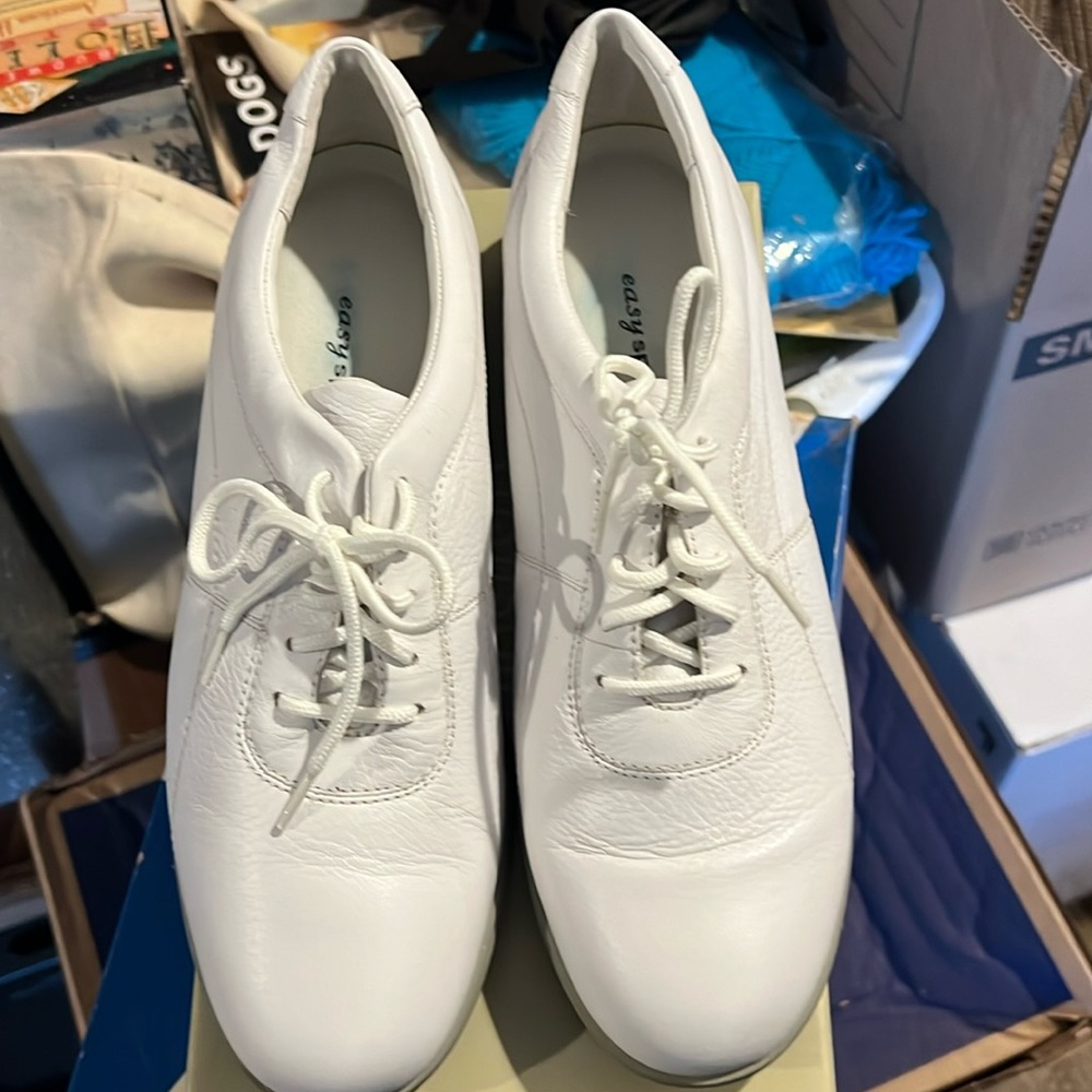 Women’s size9 1/2 medium white Easy Spirit shoes in nearly new condition